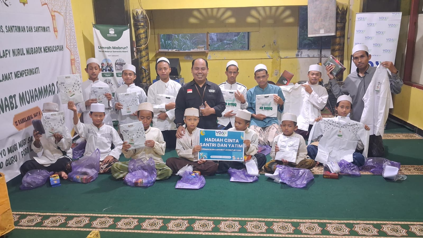 Bagikan Baju Lebaran untuk Santri Yatim-Dhuafa di Ponpes Pelosok Semarang