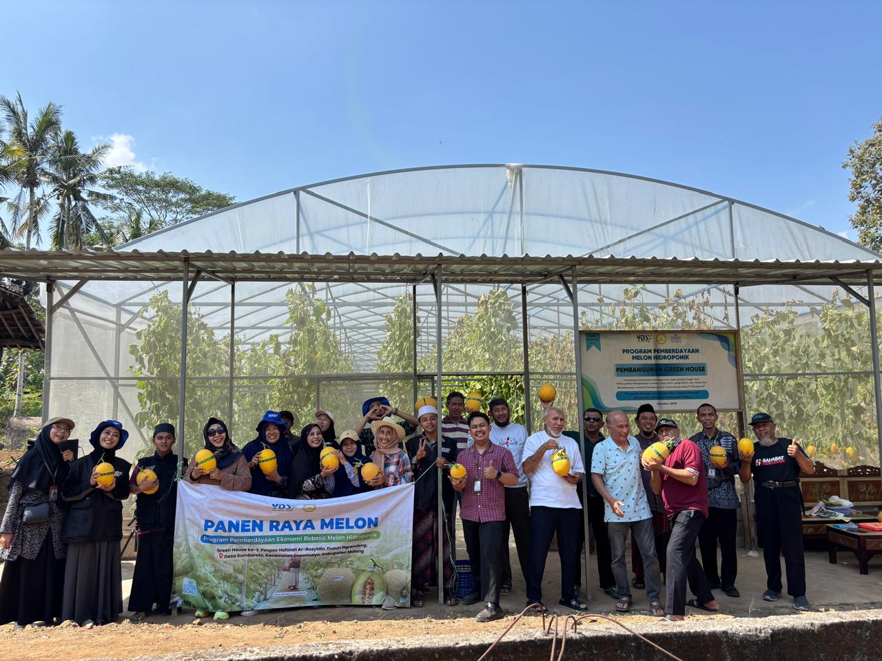 Panen Melon Hidroponik Hasil Wakaf Produktif