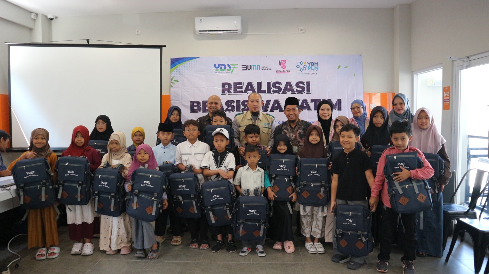 Bantu Gapai Asa Anak Yatim, YDSF Bagikan Rp30 Juta Beasiswa