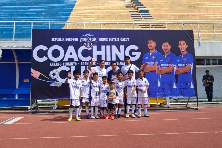 Ajak Anak Yatim Belajar Sepak Bola Bersama Pemain Persib Bandung