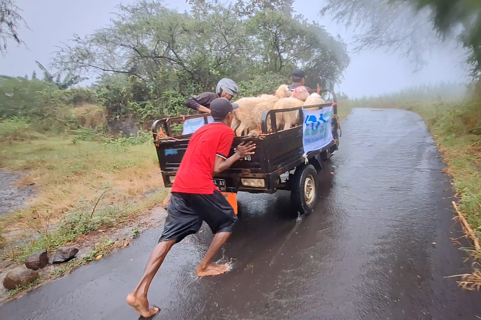 Menembus Hujan dan Perbukitan, Ekspedisi Qurban Capai Pelosok Bondowoso
