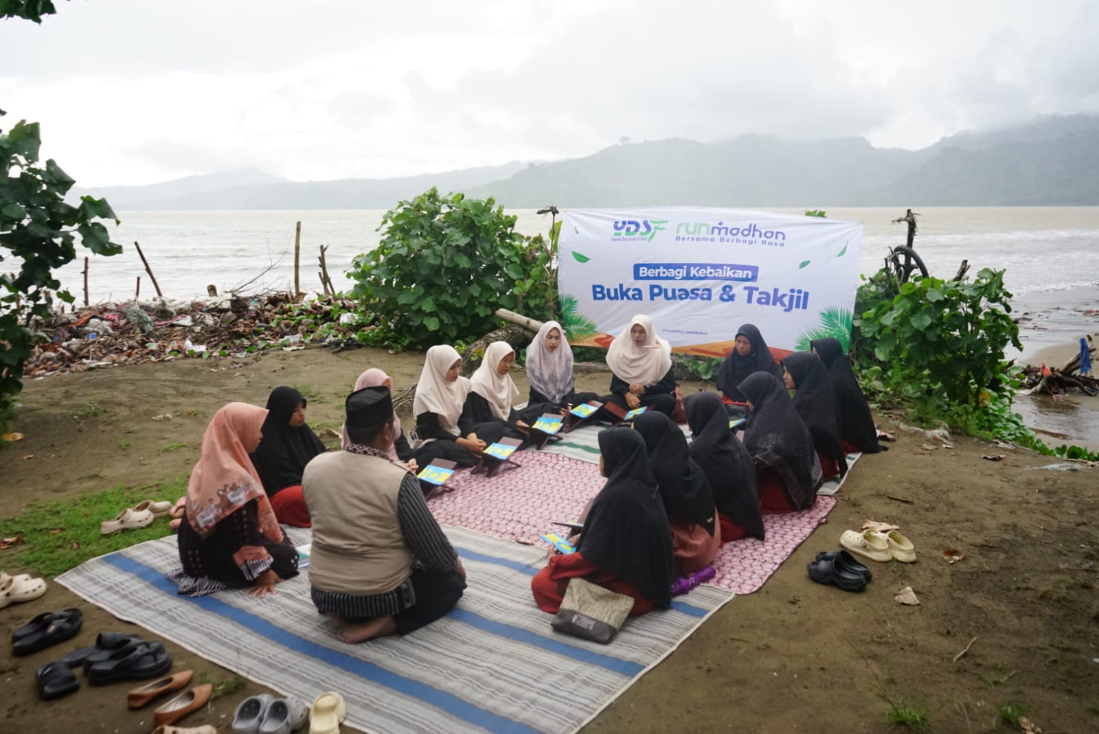 Berbuka Puasa Bersama Kampung Al Qur’an Pesisir Pantai Sidem, Tulungagung