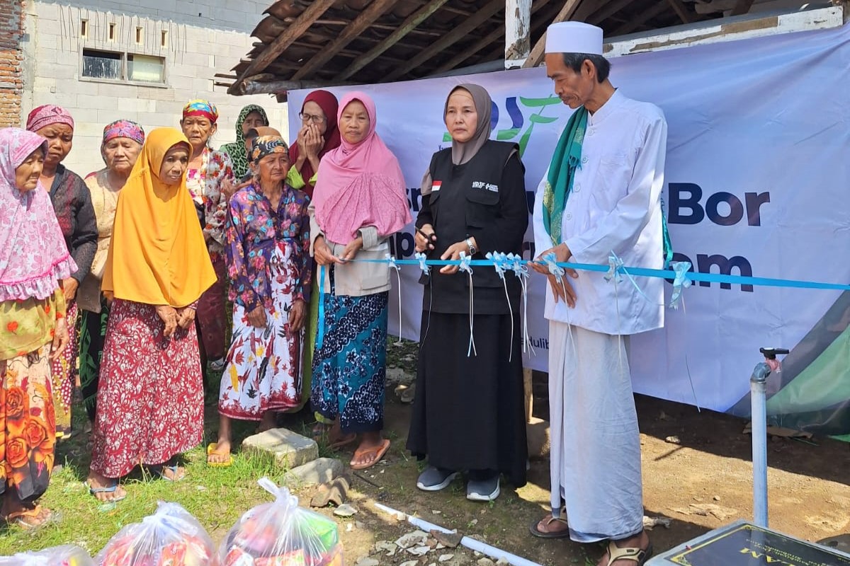 Resmikan Sumur Bor dan Salurkan Sembako untuk Lansia di Situbondo