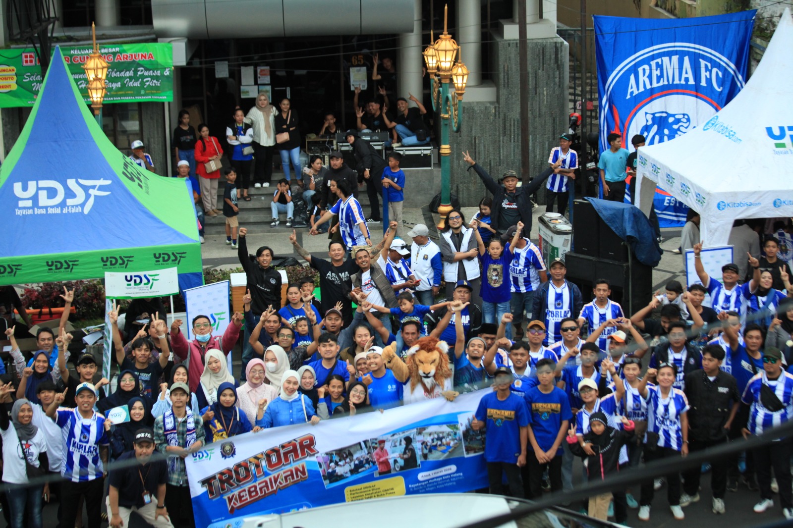 YDSF Bersama Pemain Arema dan Aremania Gelar Trotoar Kebaikan Ramadhan