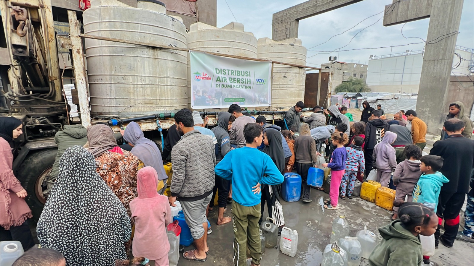 Air Bersih hingga Makanan Disalurkan di Sejumlah Kamp Pengungsian Palestina