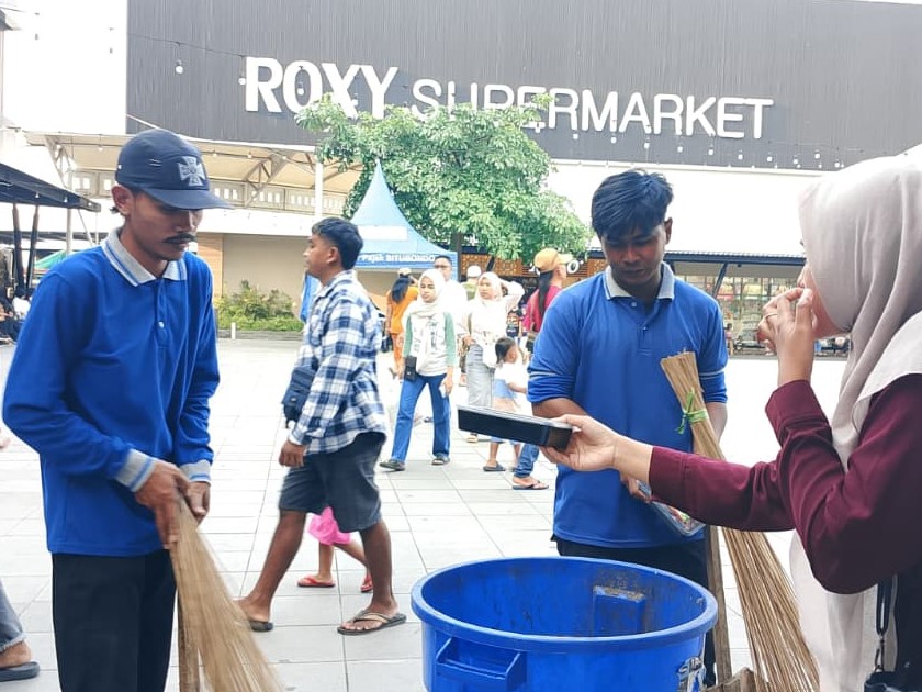 Hadirkan Kesejahteraan Buruh, YDSF Bagikan 150 Paket Kurma di Roxy Situbondo