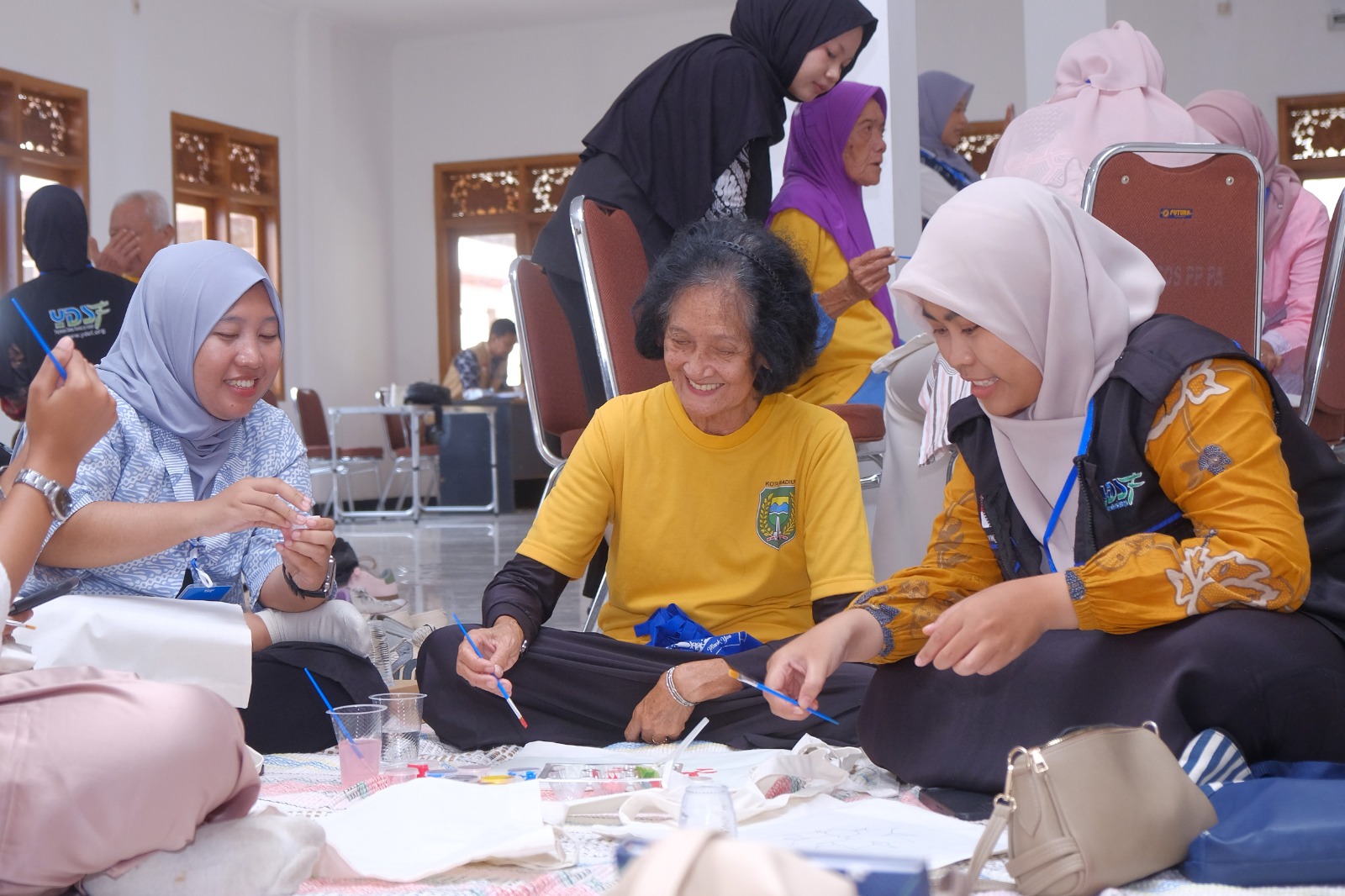 Peringati Hari Kartini, YDSF Ajak Lansia Melukis Totebag di Madiun