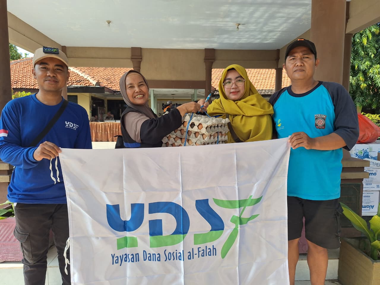 Korban Banjir di Situbondo Terima Sembako dan Makanan siap Saji dari YDSF