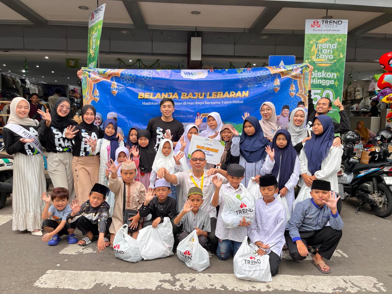 Gandeng Komunitas Taksi Online dan Influencer Jawa Timur Ajak Anak Yatim Belanja Baju Lebaran