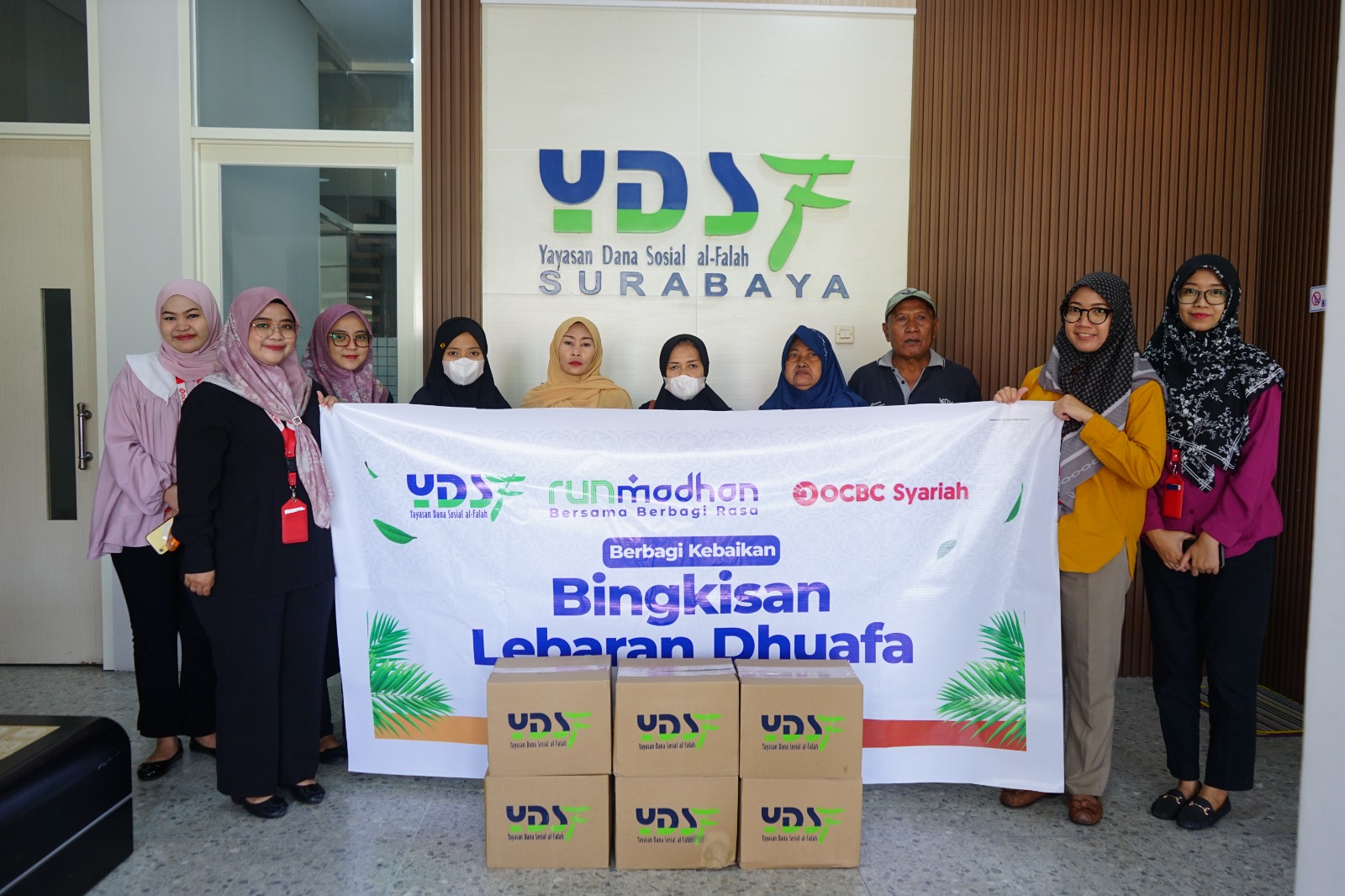 YDSF dan OCBC Syariah Salurkan Bingkisan Lebaran untuk Dhuafa di Surabaya
