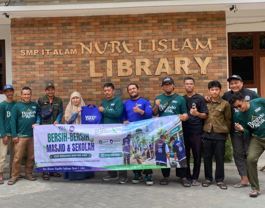 YDSF dan AMR Bin Ash Indonesia Gelar Aksi Bersih Masjid dan Sekolah