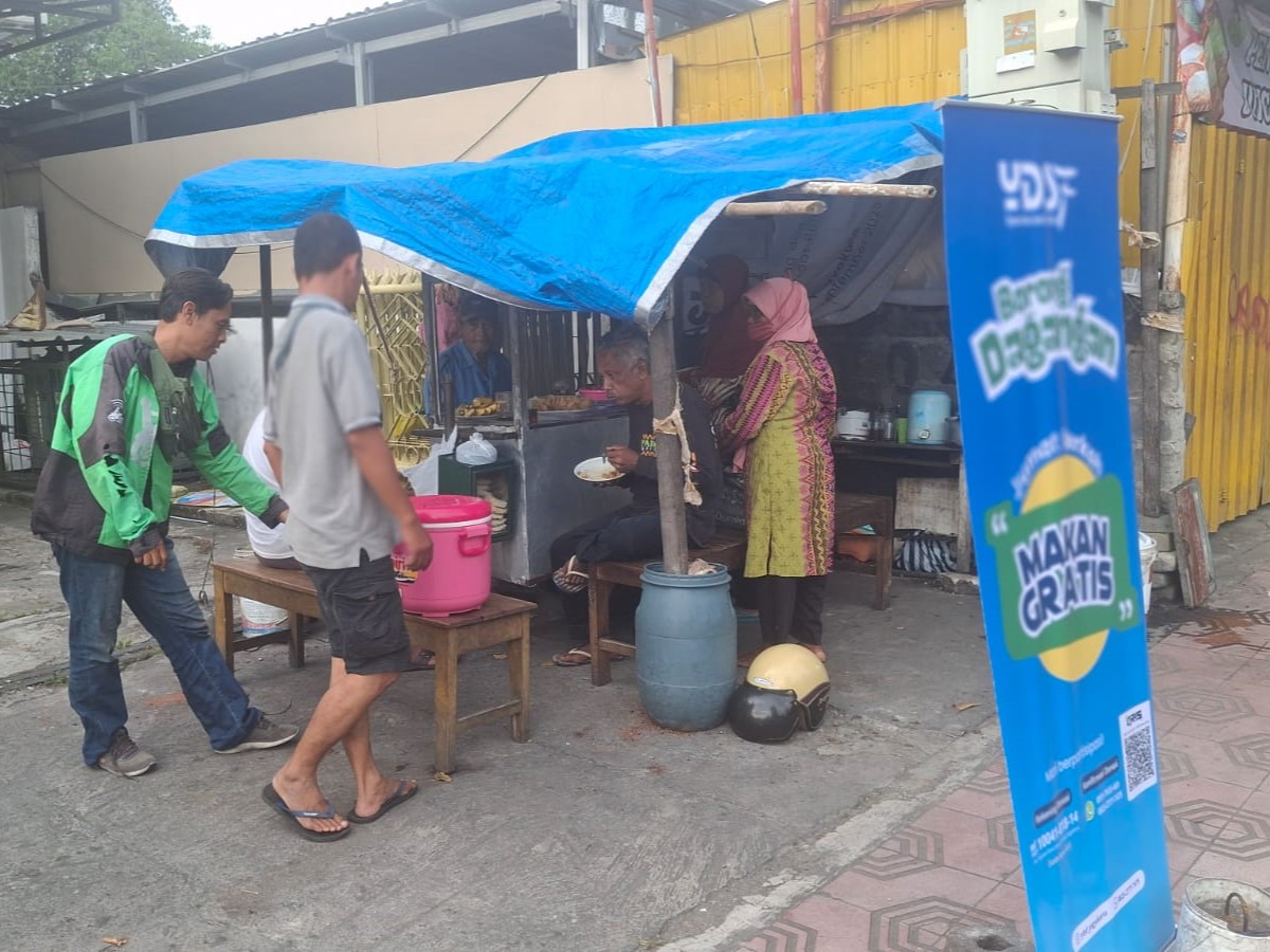 YDSF Borong Dagangan Lansia di Yogyakarta