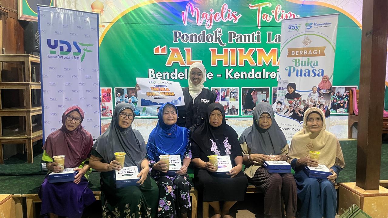 Lansia di Blitar Terima Zakat Fitrah dan Paket Kebersihan