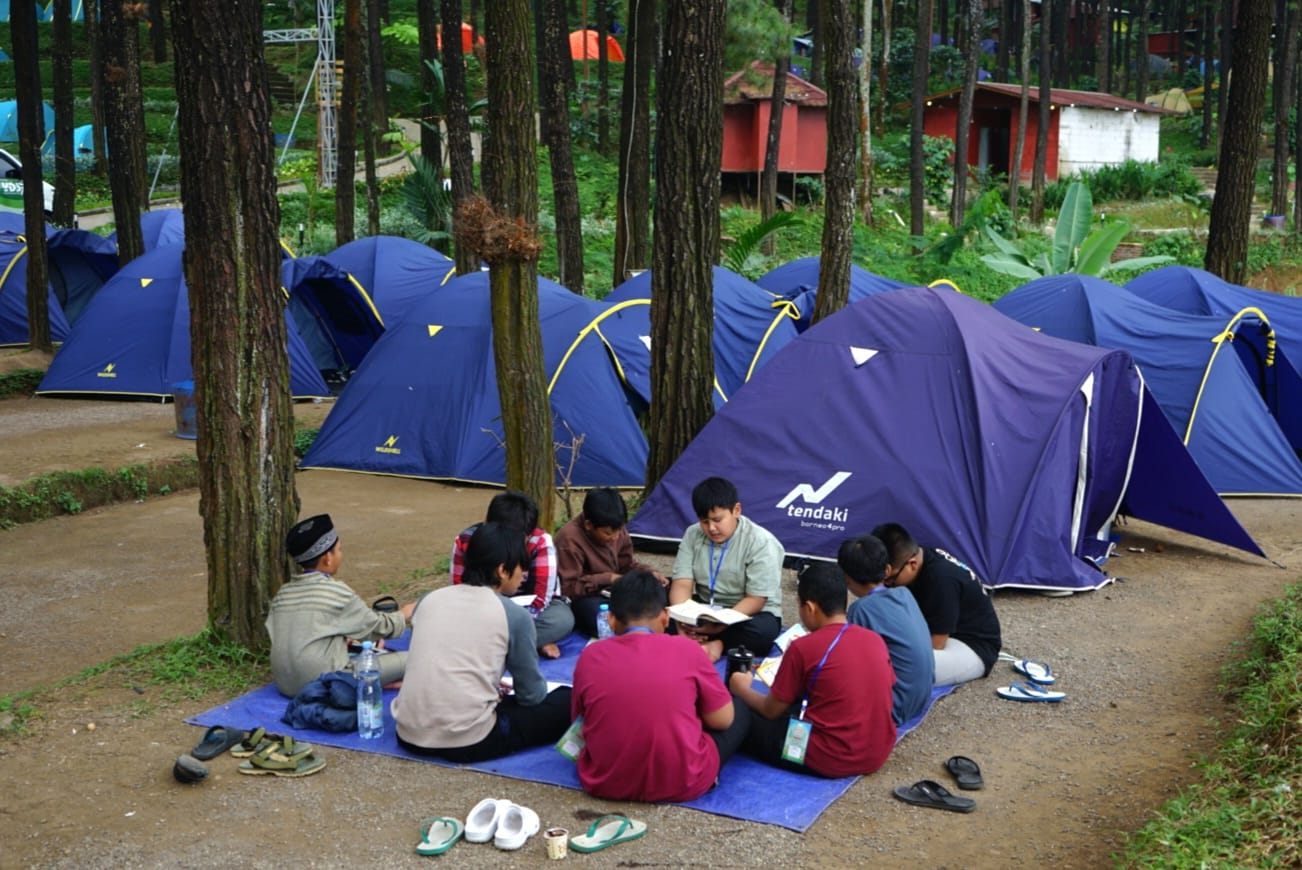 Ajak Anak Yatim dan Donatur Cilik Berkemah di Hutan Pinus