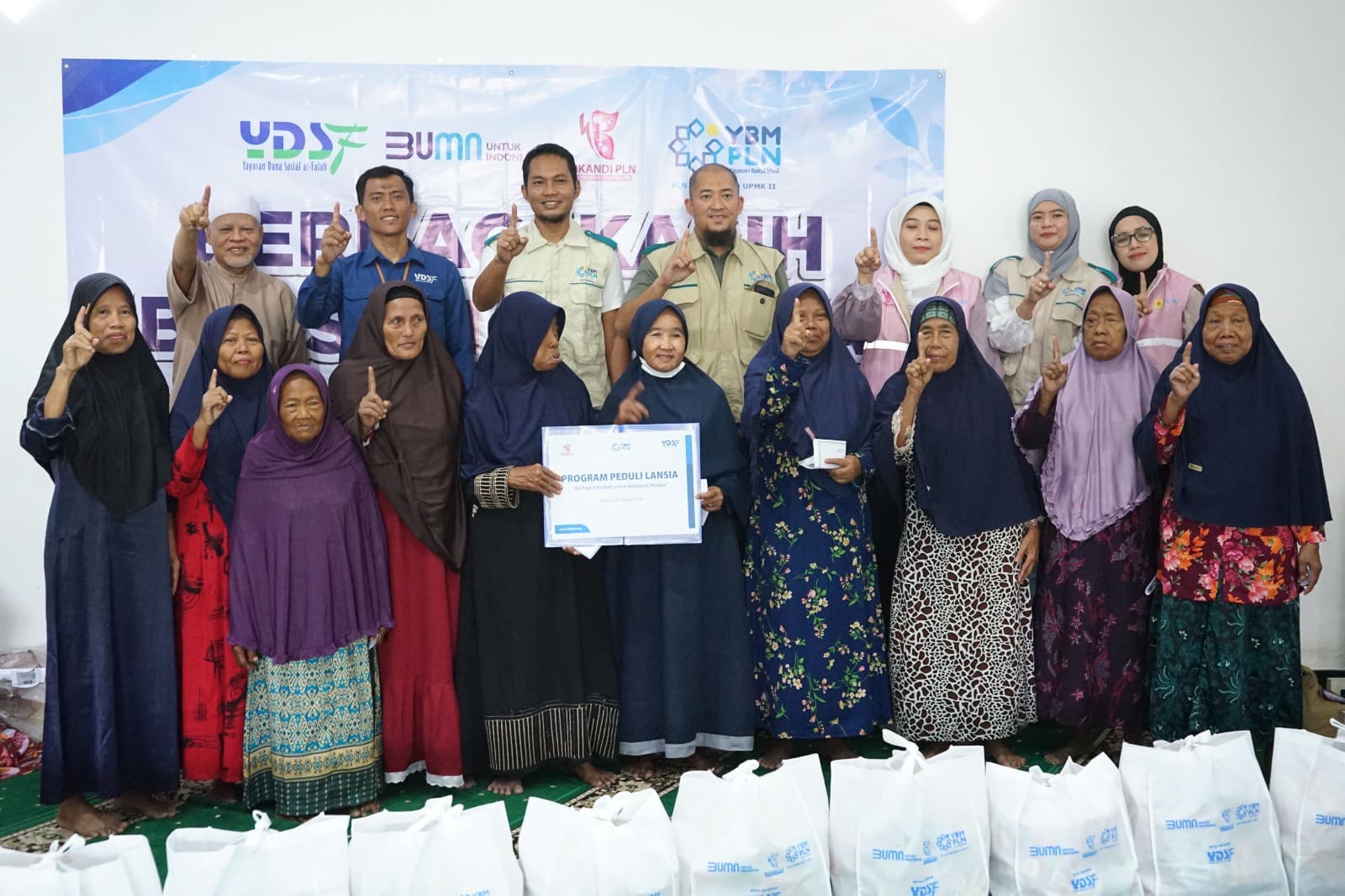 Kolaborasi YDSF dan YBM PLN Bantu 50 Lansia Dhuafa