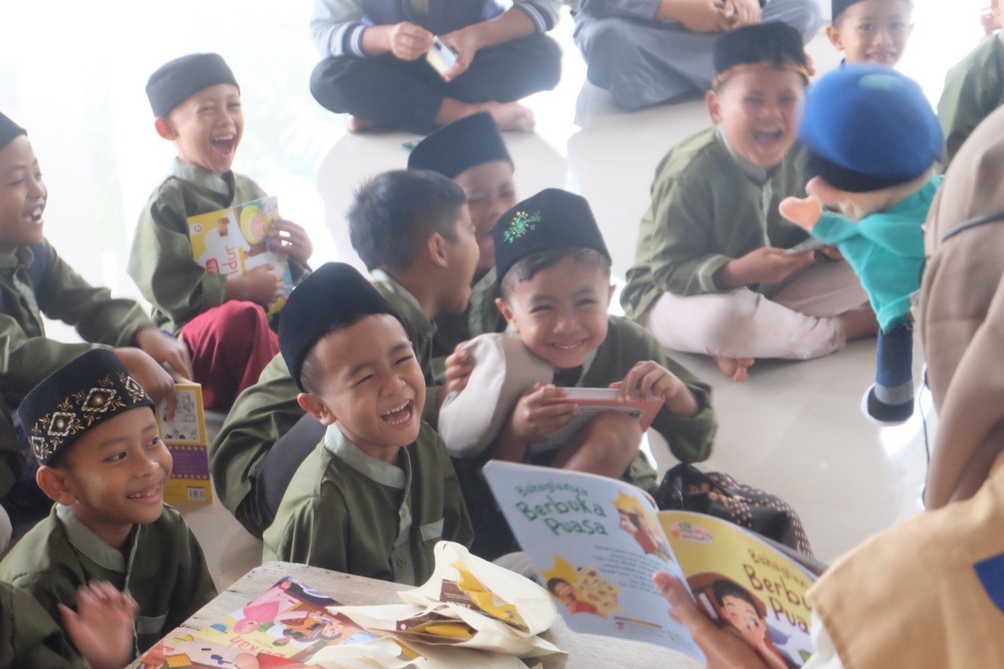 Menunggu Berbuka Sambil Bercerita di NgabubuRead YDSF